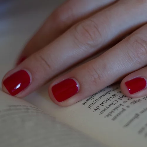 Πέντε μεταβατικές αποχρώσεις μανικιούρ για να υποδεχθείς το φθινόπωρο