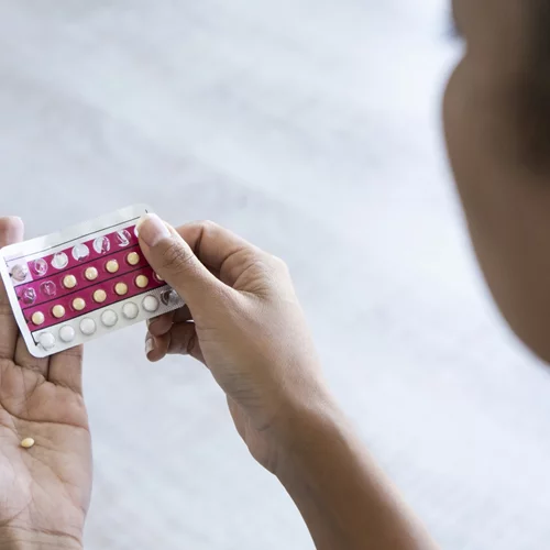 Αλκοόλ και αντισυλληπτικά: Μπορώ να πιω ενώ χρησιμοποιώ αυτή τη μέθοδο αντισύλληψης;