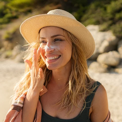 Πώς θα κάνεις το αντηλιακό προσώπου σου να γίνει ένα με την επιδερμίδα σου σε χρόνο dt