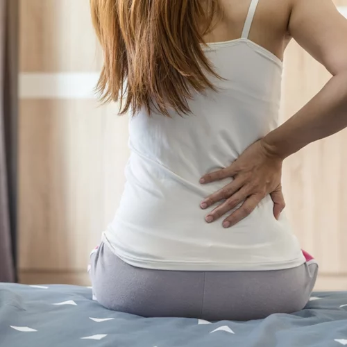 7 τρόποι να αντιμετωπίσεις τον πόνο στη μέση