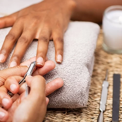 Κάνει να κόβουμε τα πετσάκια μας;