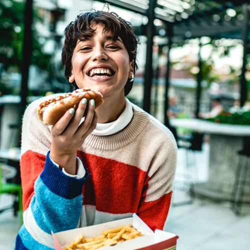 Τι μπορεί να συμβεί στο σώμα σου εάν τρως μόνο μία φορά την ημέρα