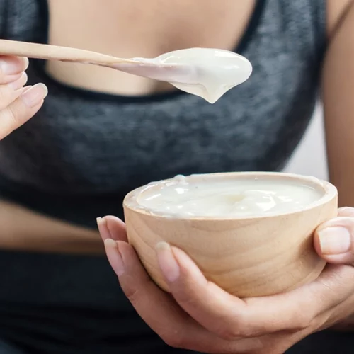 Γιατί πρέπει να σταματήσεις να πετάς το υγρό που εμφανίζεται στην επιφάνεια του γιαουρτιού;