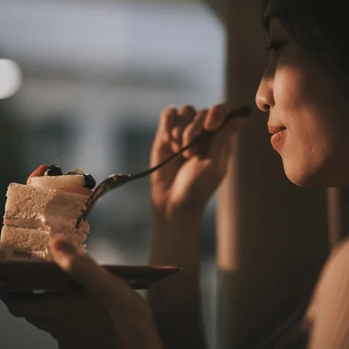 Τι γίνεται όταν νιώθεις συχνά κουρασμένη και έχεις έντονη επιθυμία για γλυκό;