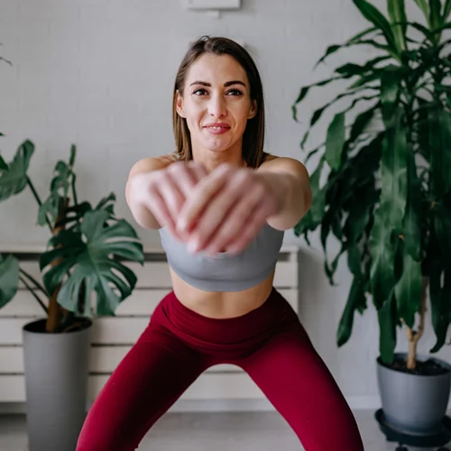 Christmas Workout: Οι 8 ασκήσεις που καίνε θερμίδες, πριν ή μετά το γιορτινό τραπέζι