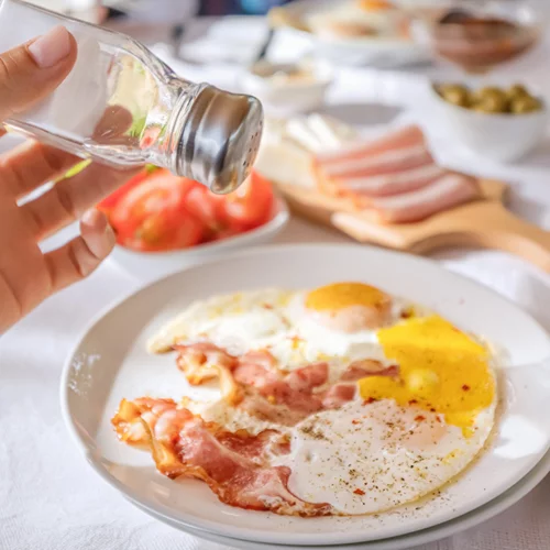 Πόσο αλάτι πρέπει να καταναλώνεις με τα γεύματά σου;