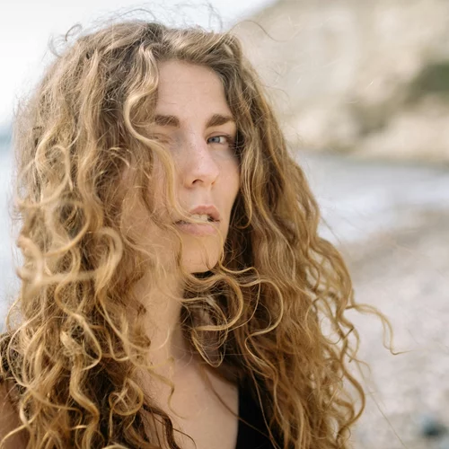 Το κολλαγόνο μειώνεται το καλοκαίρι - 5 σημάδια SOS που φωνάζουν "έλλειψη" και τι να κάνεις