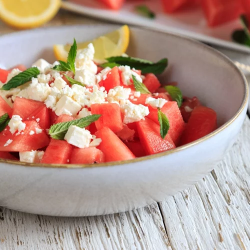 Τέσσερις καλοκαιρινές σαλάτες με φρούτα από τη διατροφολόγο