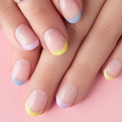 Autumn Vibes: 5 ιδέες για πολύχρωμο γαλλικό μανικιούρ σε κοντά νύχια