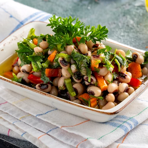 Σαλάτα με φασόλια μαυρομάτικα και φαγόπυρο