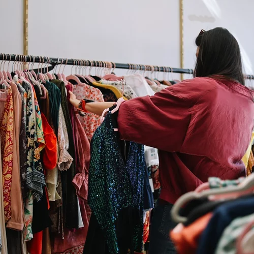 Είναι ασφαλή τα second-hand ρούχα; Τι μικρόβια μπορεί να κρύβουν και πώς να προστατευτείς