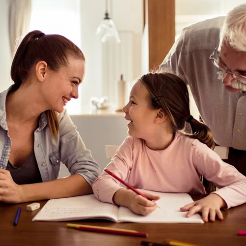 Δουλειά, παιδιά, γονείς: Τι είναι η "γενιά - σάντουιτς" και πώς επιβιώνει με τόσες υποχρεώσεις;