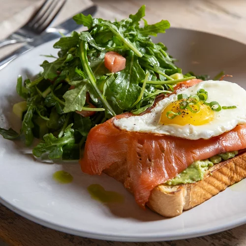 Τοστάκι ή σαλάτα; Τι κερδίζει στη διατροφή σου;