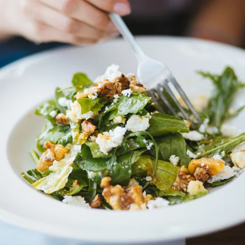 Η σαλάτα που τα έχει όλα: Πώς να φτιάξεις το πιο υγιεινό και πλήρες γεύμα της ημέρας
