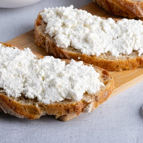 Γιαούρτι vs. cottage cheese: Ποιο είναι το καλύτερο για πρόσληψη πρωτεΐνης;