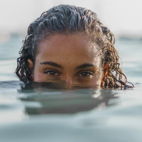 Γιατί τσούζουν τα μάτια μας όταν είναι ανοιχτά κάτω από το νερό; Είναι επικίνδυνο;