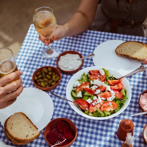Έντονο φούσκωμα; Αυτό το φρούτο "σπάει" τις πρωτεΐνες - αρκεί για πιο εύκολη πέψη