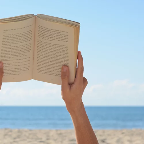 45 λεπτά από το κέντρο της Αθήνας: Η παραλία της Αττικής που θυμίζει Παξούς