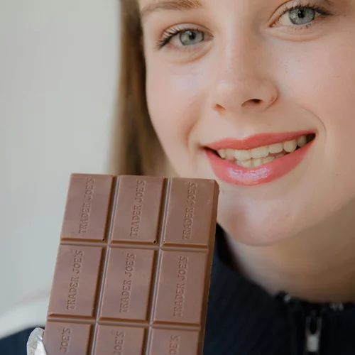 Επιστήμονες αποκαλύπτουν το κόλπο για να τρως λιγότερο χωρίς να το καταλαβαίνεις