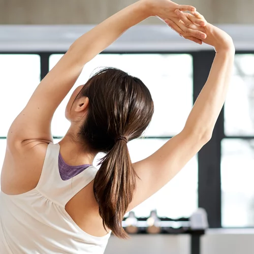 Πόνος στον αυχένα από κακή στάση: 5 ασκήσεις για να το διορθώσεις