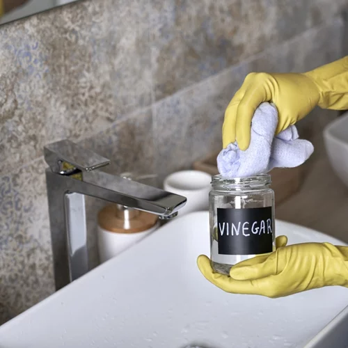 8 πράγματα που δεν πρέπει ποτέ να καθαρίζεις με ξύδι