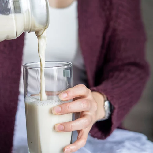 Κατσικίσιο vs. αγελαδινό γάλα: Δες τις διαφορές και μάθε ποιο ταιριάζει καλύτερα σε σένα