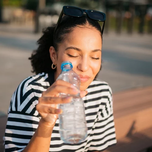 Αυτό είναι το καλύτερο ρόφημα για ενυδάτωση (Spoiler alert: δεν είναι το νερό)