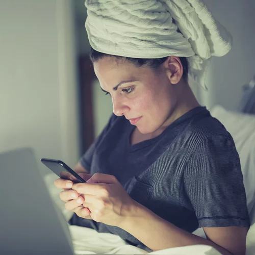 Κάνει να κοιμάμαι με βρεγμένα μαλλιά; Οι πιθανές "παρενέργειες"