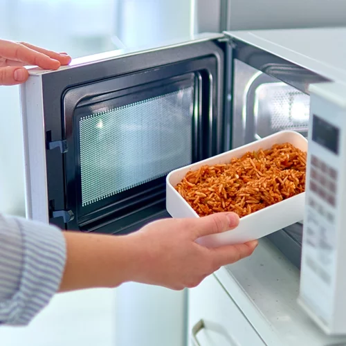 Μικροκύματα: Σκοτώνουν όλα τα μικρόβια στο φαγητό που ζεσταίνουμε; Τι λέει νέα έρευνα
