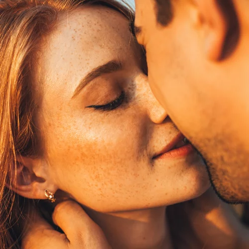 Γιατί φιλιόμαστε; Τι απαντά η επιστήμη;