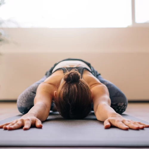 3 εύκολες διατάσεις για να σταματήσει ο πόνος στην πλάτη