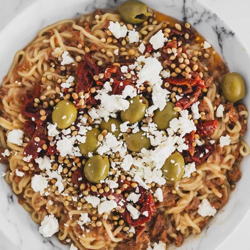 Noodles αλά ελληνικά: Ένα twist με φακές, ελαιόλαδο και φέτα!