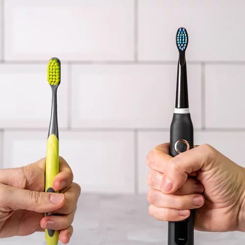 Ηλεκτρική οδοντόβουρτσα Vs χειροκίνητη: Ποια συστήνει ο οδοντίατρος