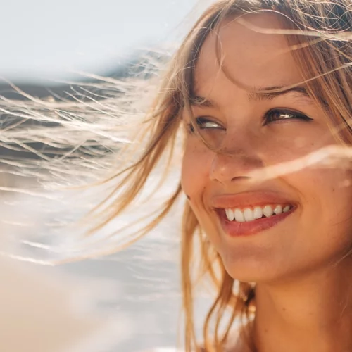 Dreamy hair: 5 SOS tips για να προστατεύσεις αποτελεσματικά τα μαλλιά σου στις διακοπές