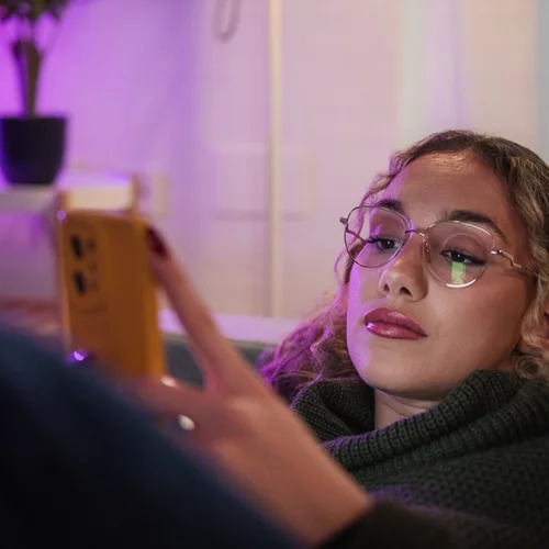 Προτιμάς να στέλνεις μήνυμα αντί να κάνεις κλήσεις; Τι λέει για σένα η ψυχολογία