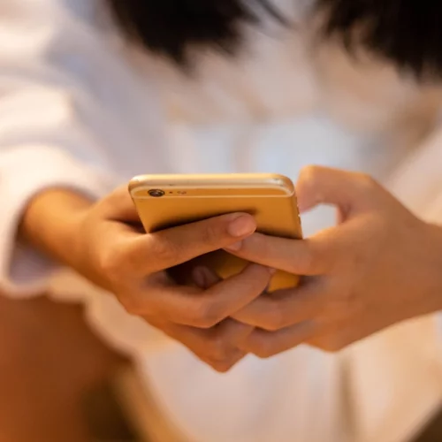 Γιατί δεν πρέπει να παίρνεις ποτέ το κινητό σου στην τουαλέτα - Η συνήθεια που σου κοστίζει