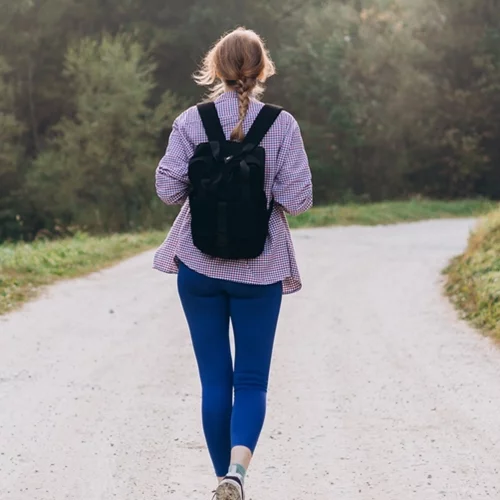 Καίει λίπος, βελτιώνει τη διάθεση: Γιατί όλοι μιλούν για το περπάτημα στη "Ζώνη 2"