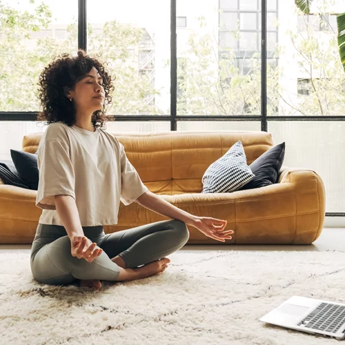 Τι να δοκιμάσεις λίγο πριν από τον διαλογισμό για να χαλαρώσεις ακόμη περισσότερο