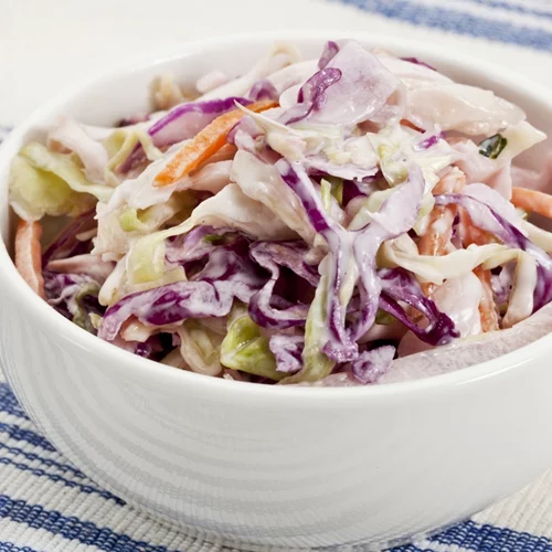 Λάχανο σαλάτα με τζίντζερ + σουσάμι: Η viral συνταγή που θα λατρέψεις αυτή τη σεζόν