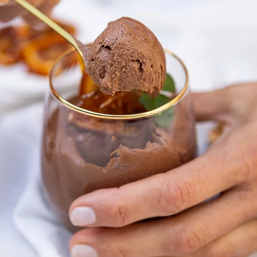 Το πιο εύκολο γλύκισμα στο σύμπαν: Κρέμα κακάο χωρίς ζάχαρη, με γιαούρτι και σιρόπι σε 5’