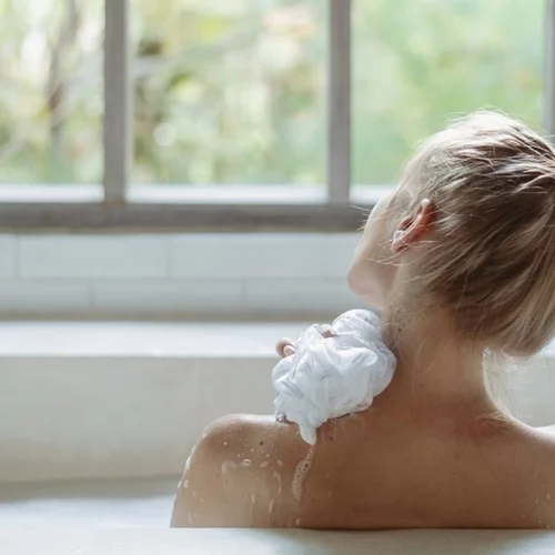 10 απολαυστικά αφρόλουτρα για να μοσχοβολάς καθαριότητα και φρεσκάδα όλη μέρα