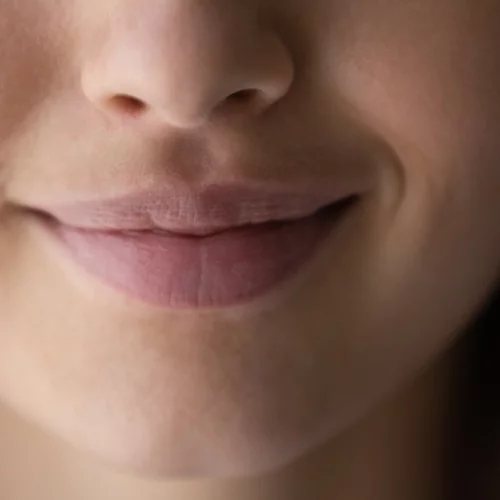 3 τρόποι που θα σε βοηθήσουν να "σβήσεις" τις ρυτίδες γύρω από το στόμα