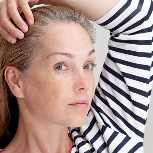 Βαρέθηκες να βάφεις τα μαλλιά σου; 3 τρόποι μια ομαλή μετάβαση στο φυσικό γκρι χρώμα