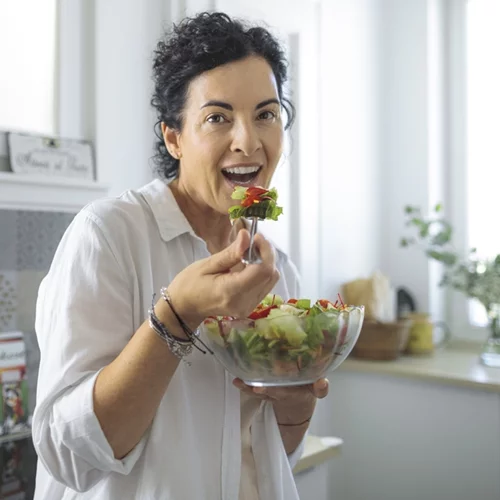 Διατροφή στην εμμηνόπαυση: Πού χρειάζεται να δώσεις προσοχή;