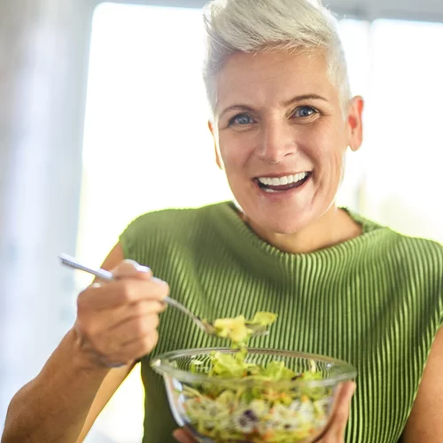 Είσαι άνω των 55 ετών; Πώς θα αδυνατίσεις χωρίς να χάσεις οστική μάζα – Τι δείχνει νέα μελέτη