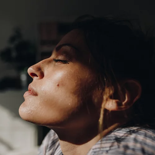 Έχεις χαμηλή βιταμίνη D; 5 απρόσμενοι λόγοι που εξηγούν το φαινόμενο (και δεν σχετίζονται με τη διατροφή και την περιορισμένη έκθεση στον ήλιο)