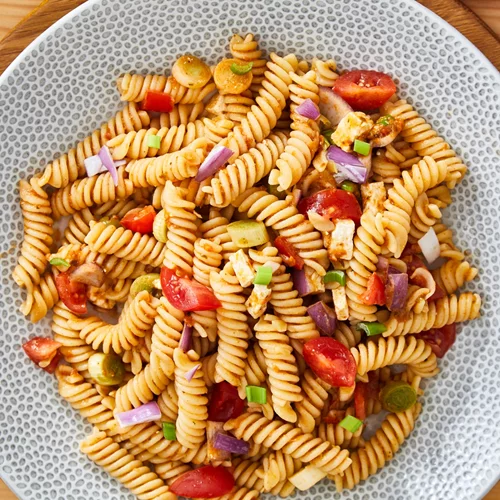 Η πιο νόστιμη πρωτεϊνούχα σαλάτα με ζυμαρικά για το σημερινό meal prep