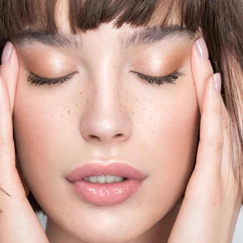 Θες εφέ "brow lift"; 3 φυσικές μέθοδοι για ανυψωμένα φρύδια