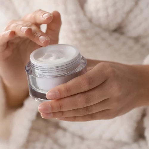 6 δροσερές κρέμες ματιών που προσφέρουν εφέ lifting στην περιοχή