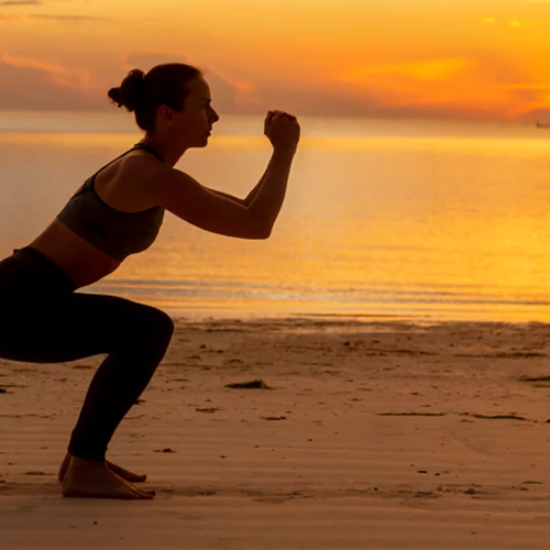 Δύο ασκήσεις με το βάρος του σώματος για κοιλιά και γλουτούς